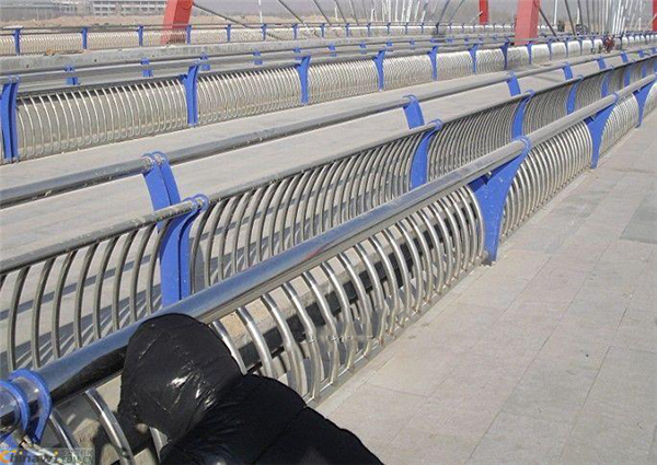 松江不锈钢复合管护栏一种安全而耐用的防护解决方案